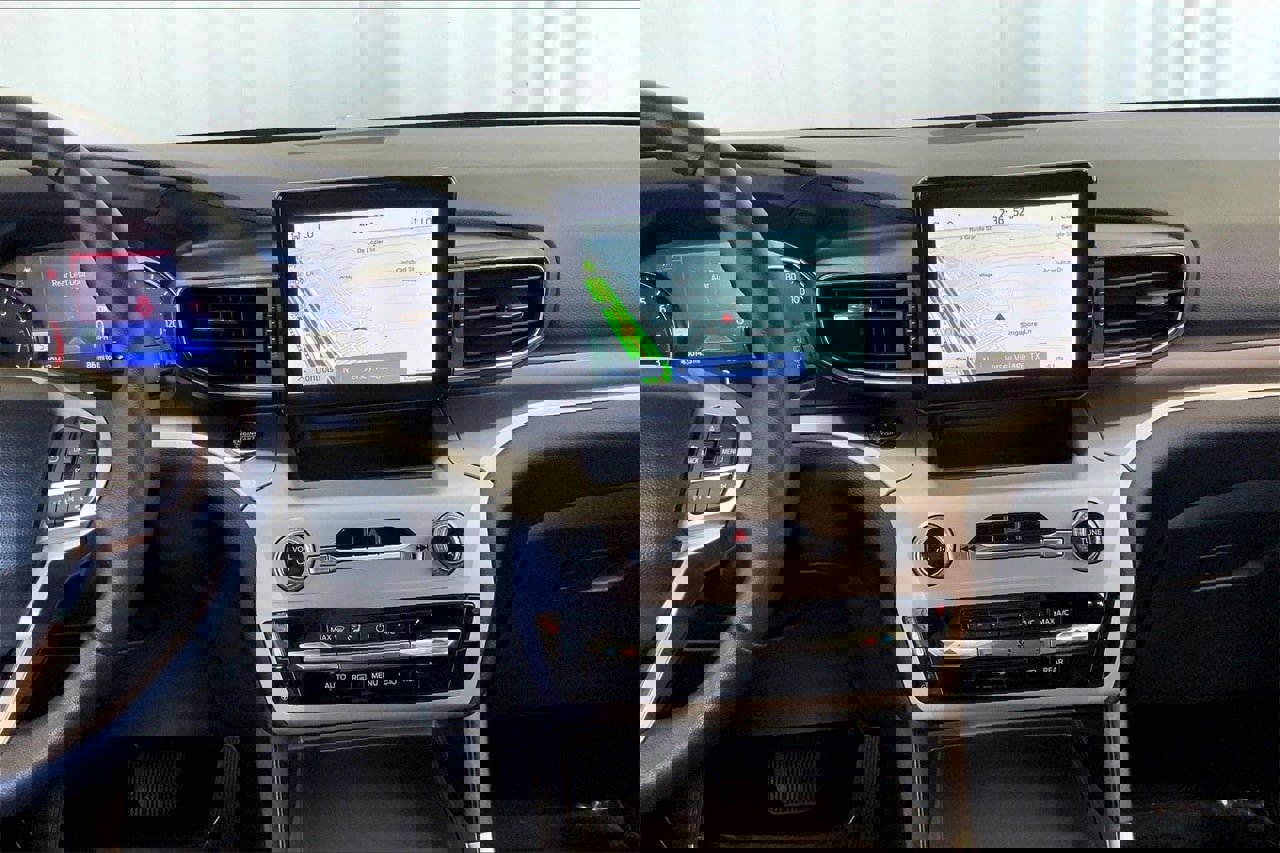 Certified 2022 Ford Explorer XLT w/ Equipment Group 202A image 5