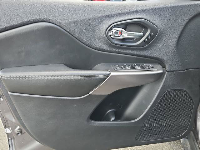 Used 2019 Jeep Cherokee Limited w/ Technology Group AWD/4WD image 16