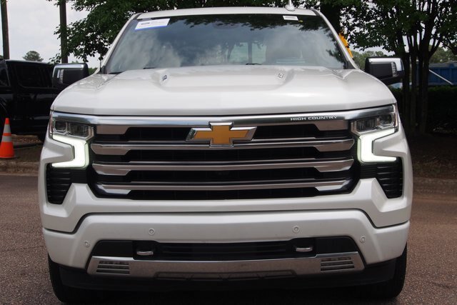 Used 2023 Chevrolet Silverado 1500 High Country w/ High Country Premium Package AWD/4WD image 2