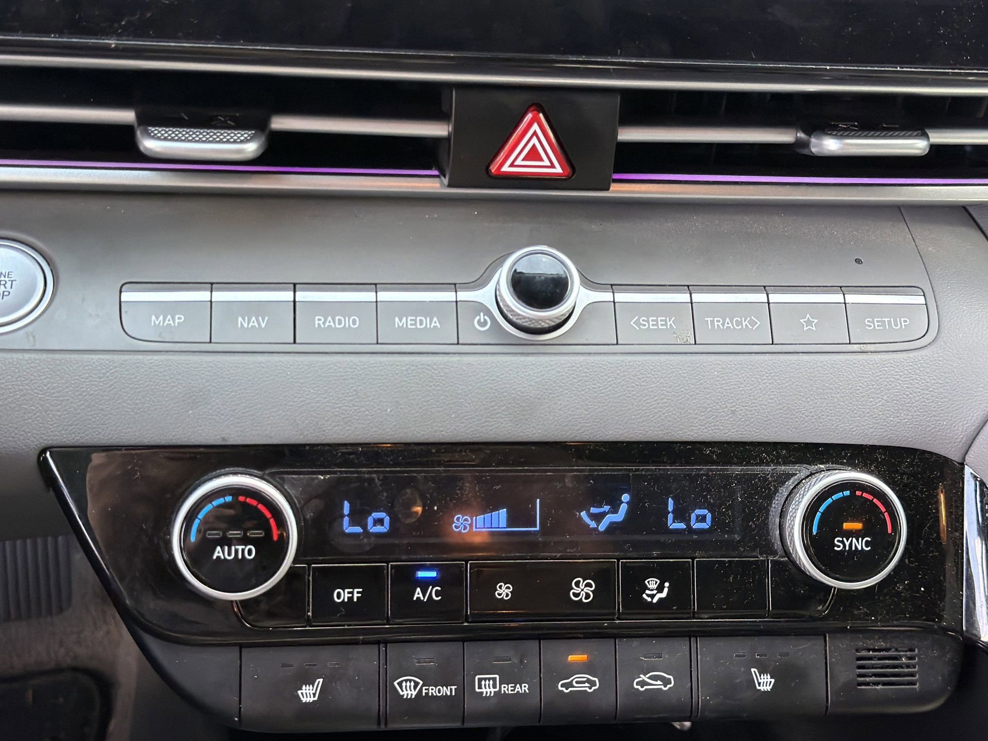 Used 2024 Hyundai Elantra SEL w/ Convenience Package image 20