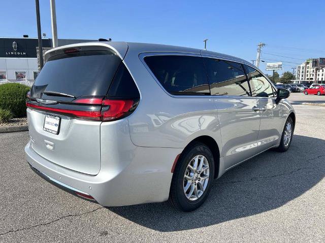 Used 2023 Chrysler Pacifica Touring-L FWD image 4