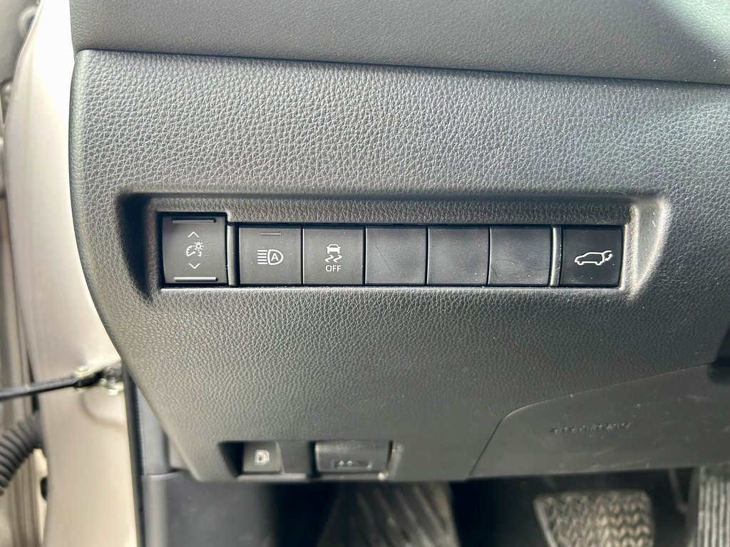 Used 2021 Toyota Venza LE image 10