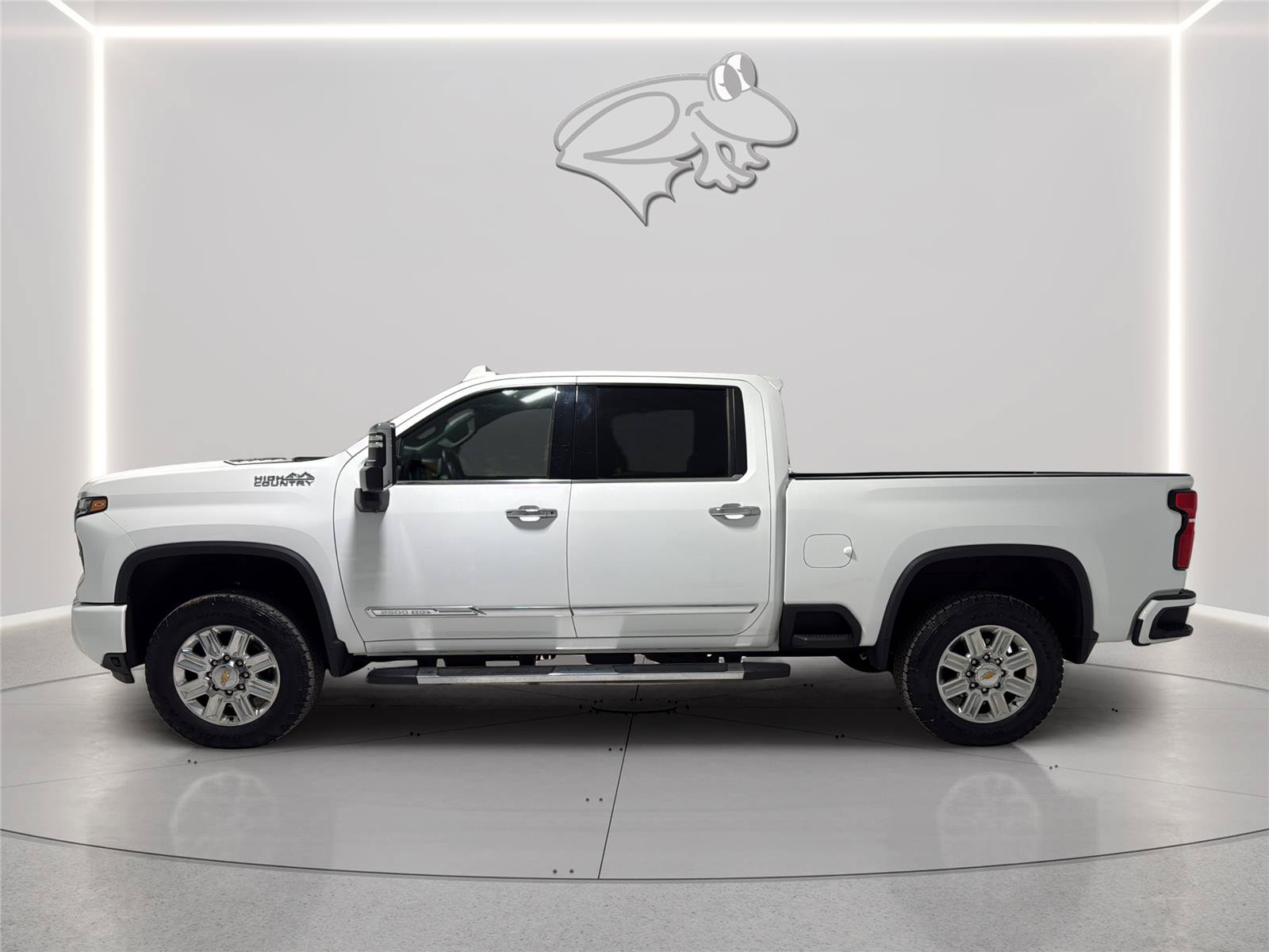 Used 2024 Chevrolet Silverado 2500 High Country w/ High Country Premium Package AWD/4WD image 2
