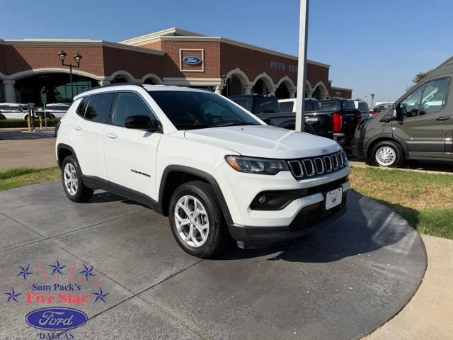Used 2024 Jeep Compass Latitude AWD/4WD image 1