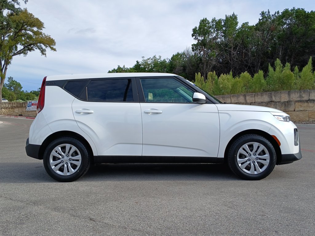 Used 2021 Kia Soul LX FWD image 2