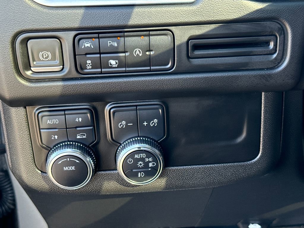 Used 2023 GMC Yukon SLT w/ SLT Luxury Package image 15