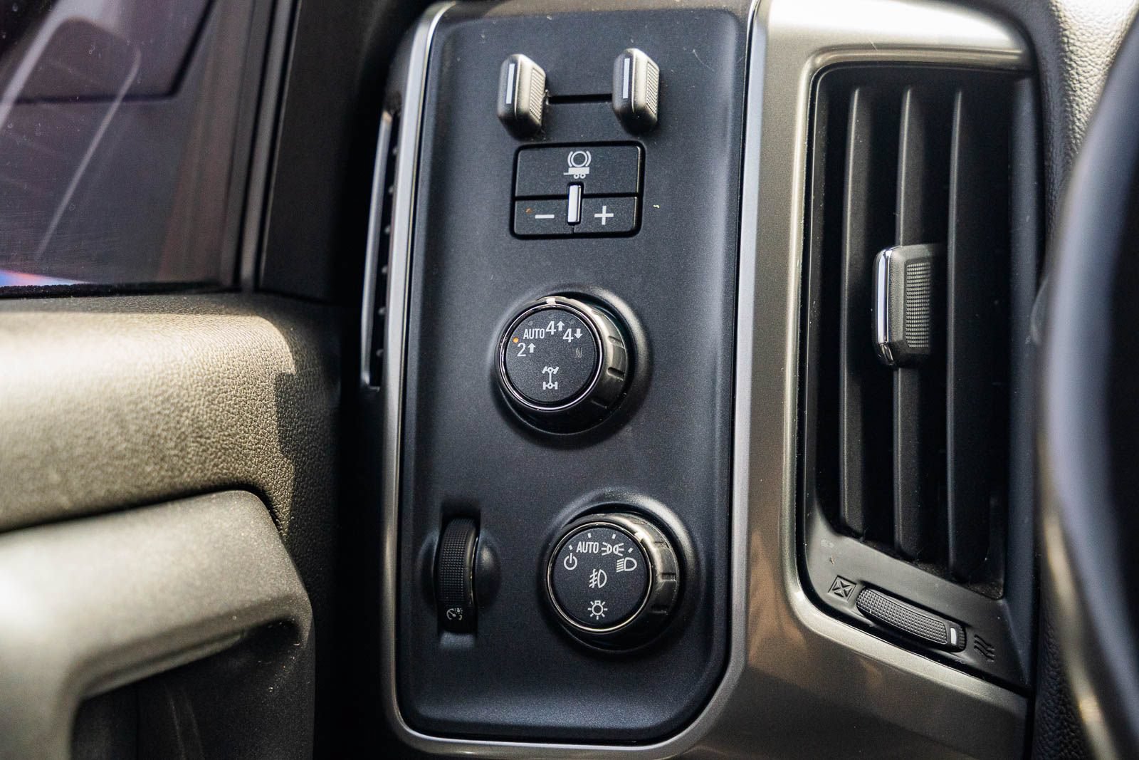 Used 2018 Chevrolet Silverado 1500 LT w/ All Star Edition AWD/4WD image 26
