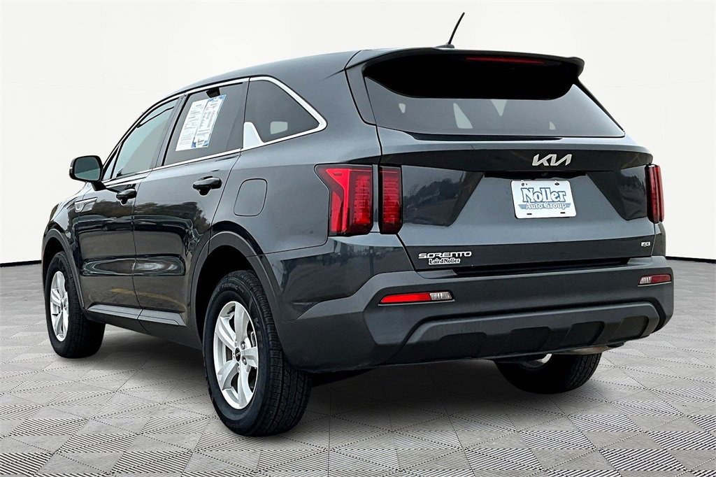 Used 2023 Kia Sorento LX image 2