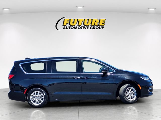 Used 2024 Chrysler Pacifica Touring-L FWD image 3