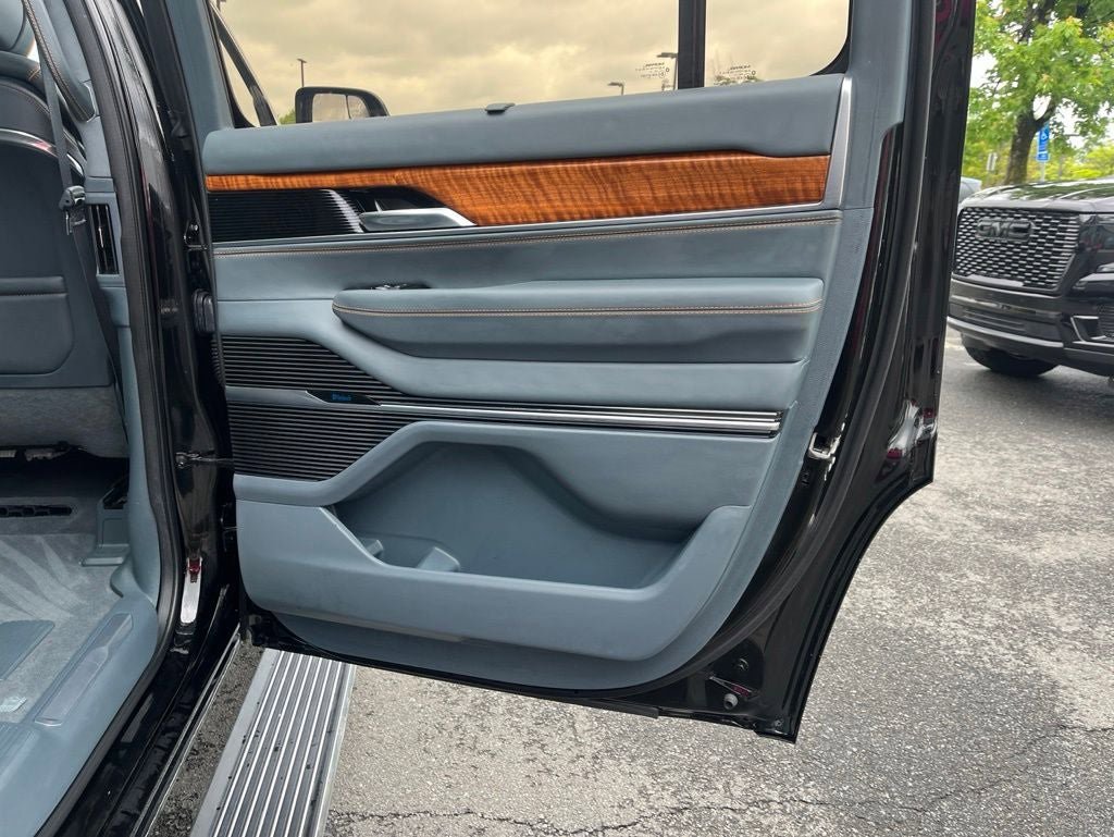 Used 2022 Jeep Grand Wagoneer Series III AWD/4WD image 23