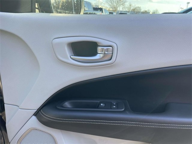 Used 2019 Jeep Compass Latitude image 29