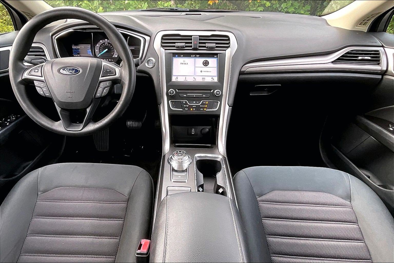 Certified 2017 Ford Fusion SE w/ Fusion SE Technology Package FWD image 15