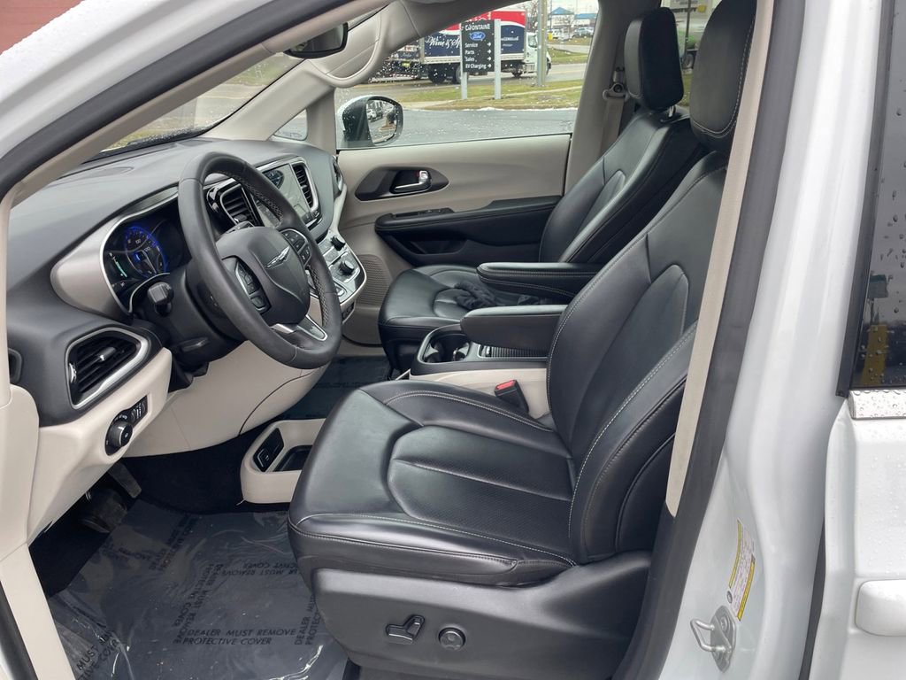 Used 2023 Chrysler Pacifica Touring-L FWD image 13