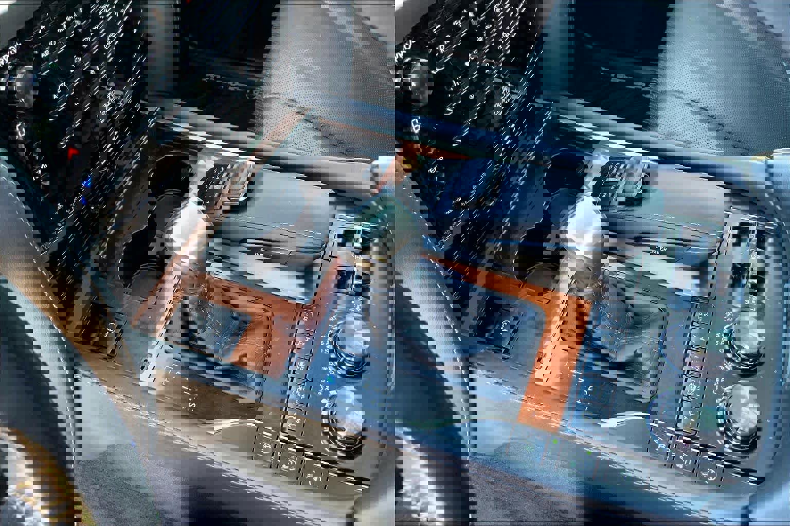 Used 2017 Lexus LX 570 4WD w/ Luxury Package image 17