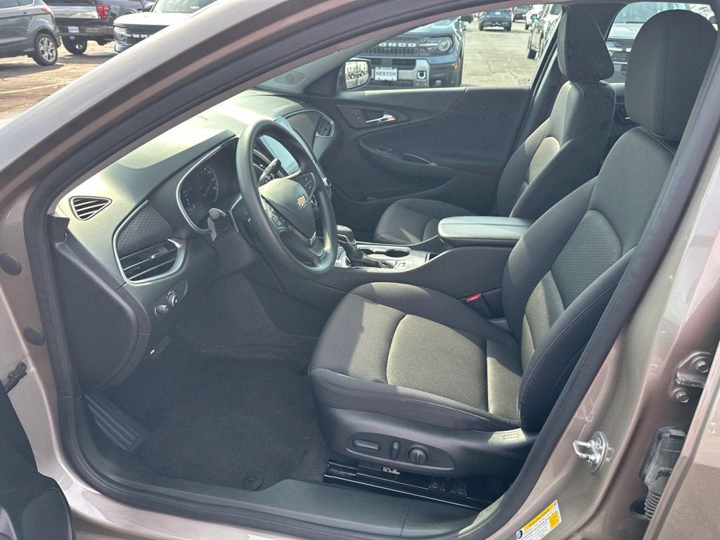 Used 2025 Chevrolet Malibu LT FWD image 12