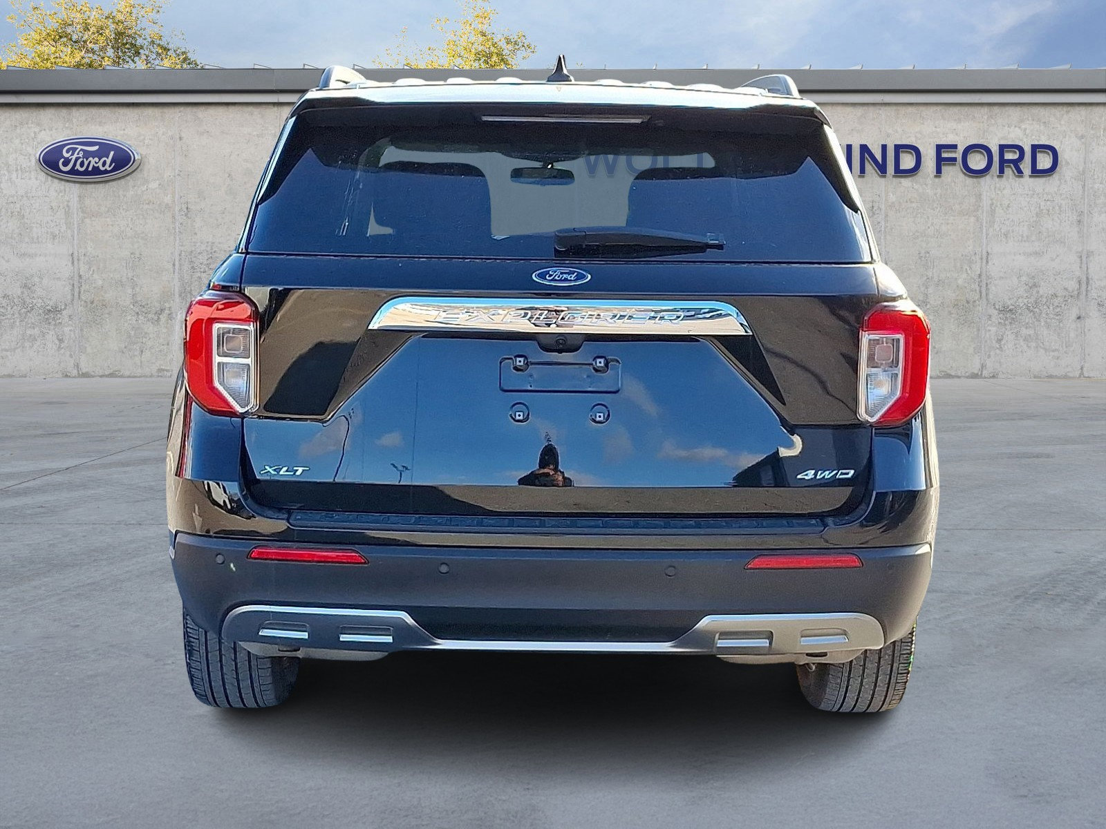 Certified 2022 Ford Explorer XLT w/ Equipment Group 202A image 3