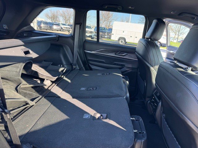 Used 2024 Jeep Grand Cherokee Limited w/ Black Appearance Package image 33