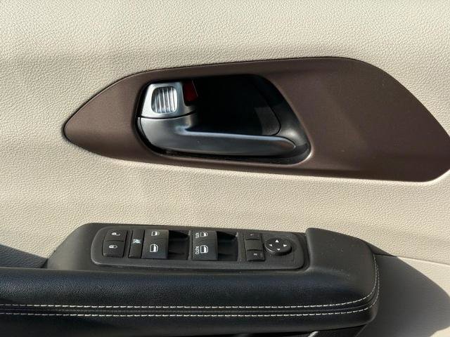 Used 2022 Chrysler Voyager LX image 23