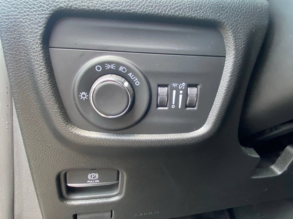 Used 2025 Jeep Grand Cherokee Altitude AWD/4WD image 12
