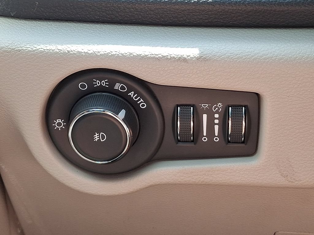 Used 2023 Chrysler Pacifica Touring-L FWD image 23
