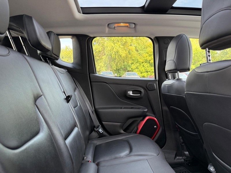 Used 2018 Jeep Renegade Trailhawk image 9