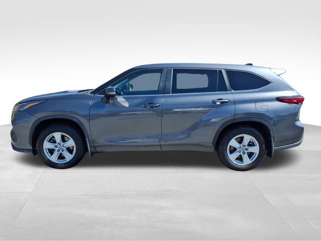Used 2023 Toyota Highlander LE image 3