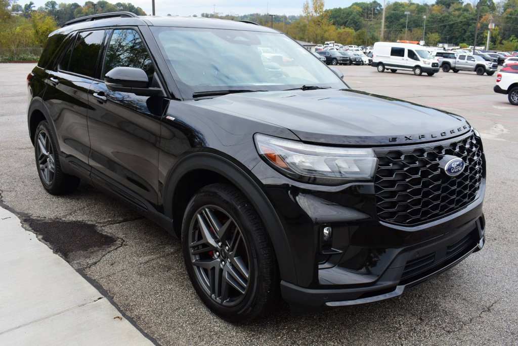 Certified 2025 Ford Explorer ST-Line w/ ST-Line Street Pack AWD/4WD image 4