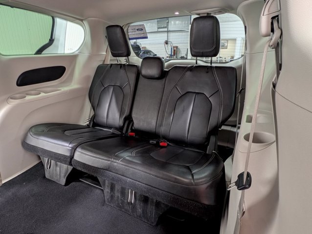 Used 2023 Chrysler Pacifica Touring-L FWD image 14