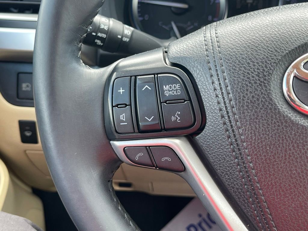 Used 2019 Toyota Highlander XLE AWD/4WD image 32