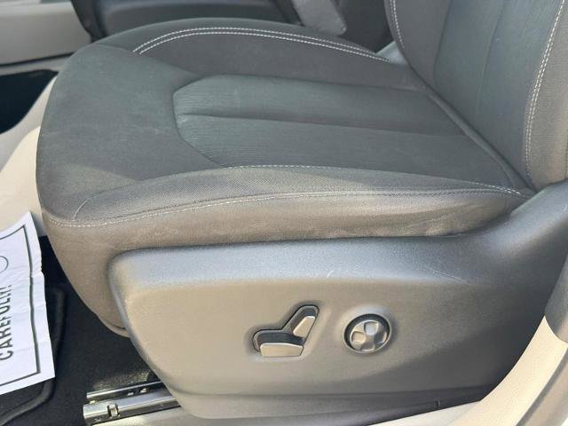 Used 2022 Chrysler Voyager LX image 24