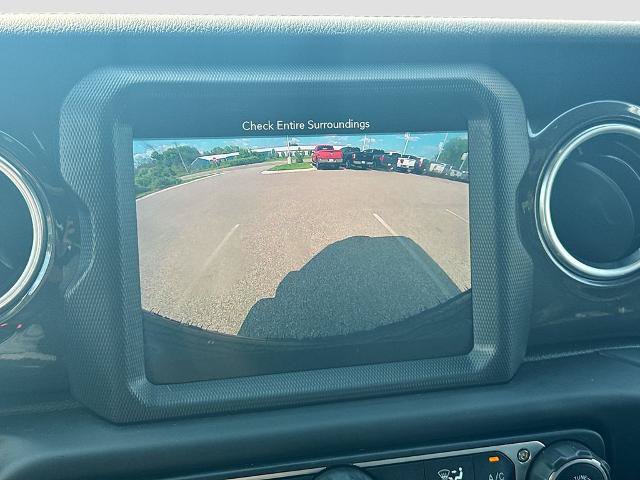 Used 2019 Jeep Wrangler Unlimited Sahara AWD/4WD image 12
