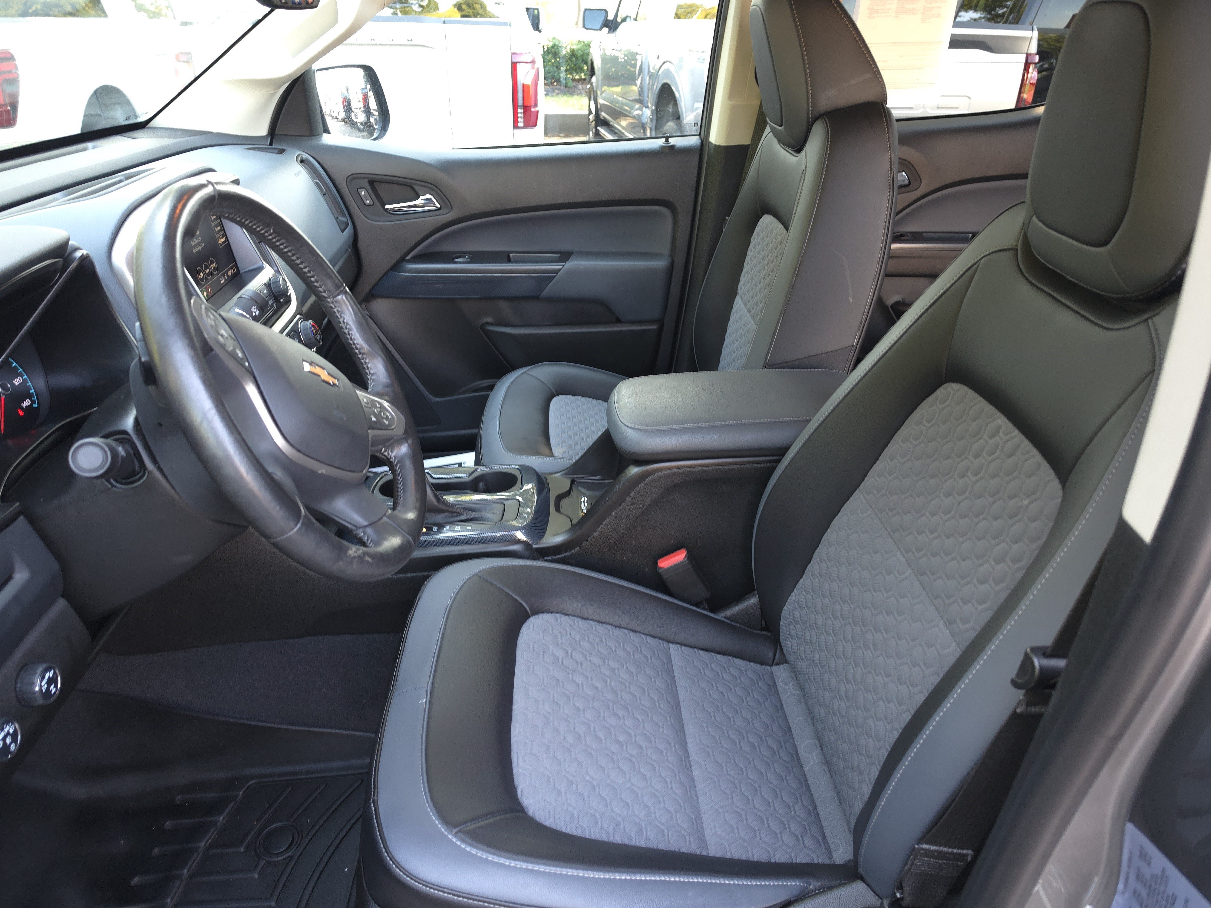 Used 2022 Chevrolet Colorado Z71 AWD/4WD image 11