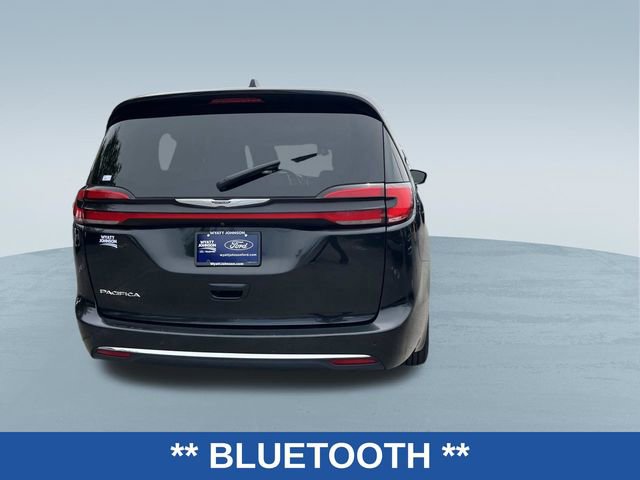 Used 2023 Chrysler Pacifica Touring-L FWD image 4