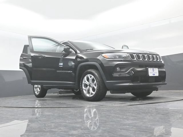 Used 2025 Jeep Compass Latitude AWD/4WD image 29