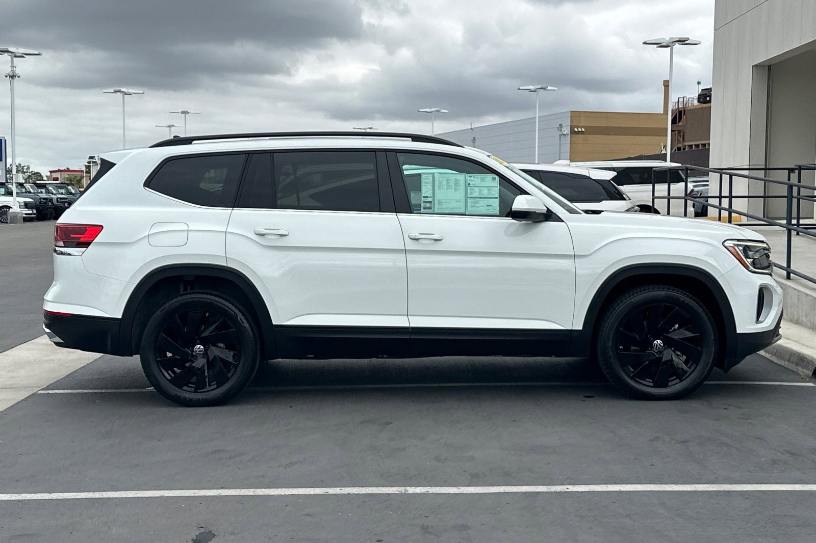 Used 2024 Volkswagen Atlas SE w/ Panoramic Sunroof Package FWD image 2