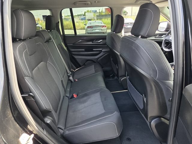 Used 2023 Jeep Grand Cherokee Laredo AWD/4WD image 14