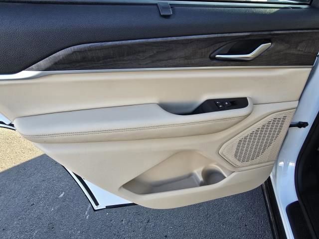 Used 2023 Jeep Grand Cherokee L Limited w/ Luxury Tech Group II image 14