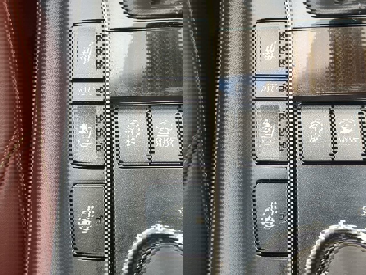 Used 2020 Lexus LX 570 4WD w/ 3rd Row & Luxury Pkg image 22