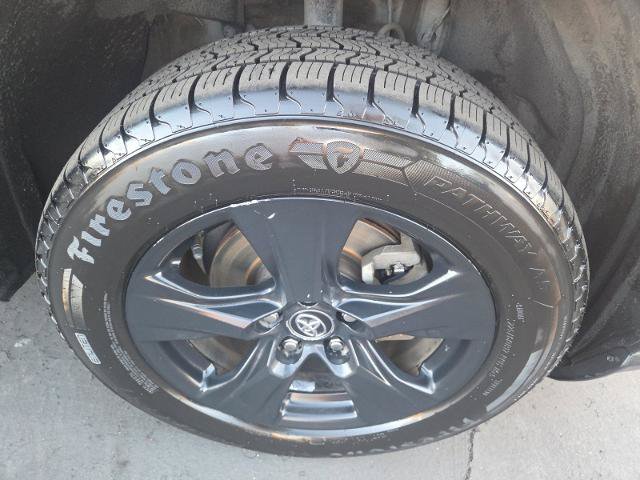 Used 2020 Toyota RAV4 XLE w/ Convenience Package FWD image 2