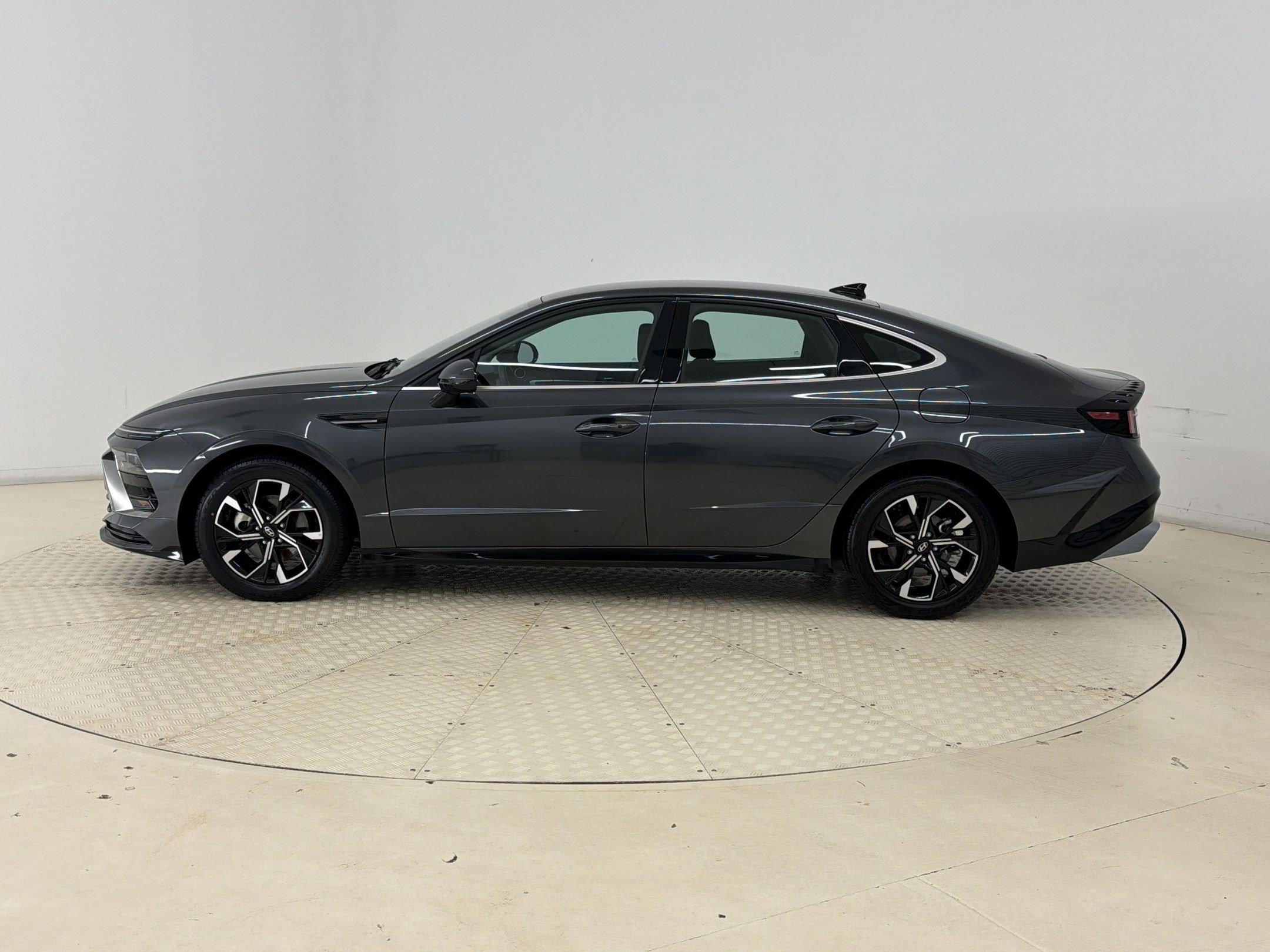 Used 2025 Hyundai Sonata SEL FWD image 2