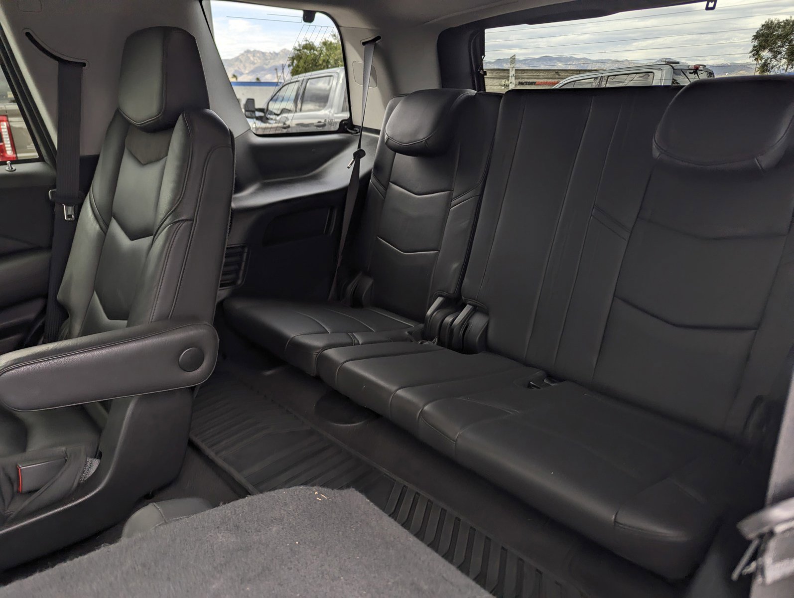 Used 2020 Cadillac Escalade Luxury w/ Escalade Sport Edition AWD/4WD image 9