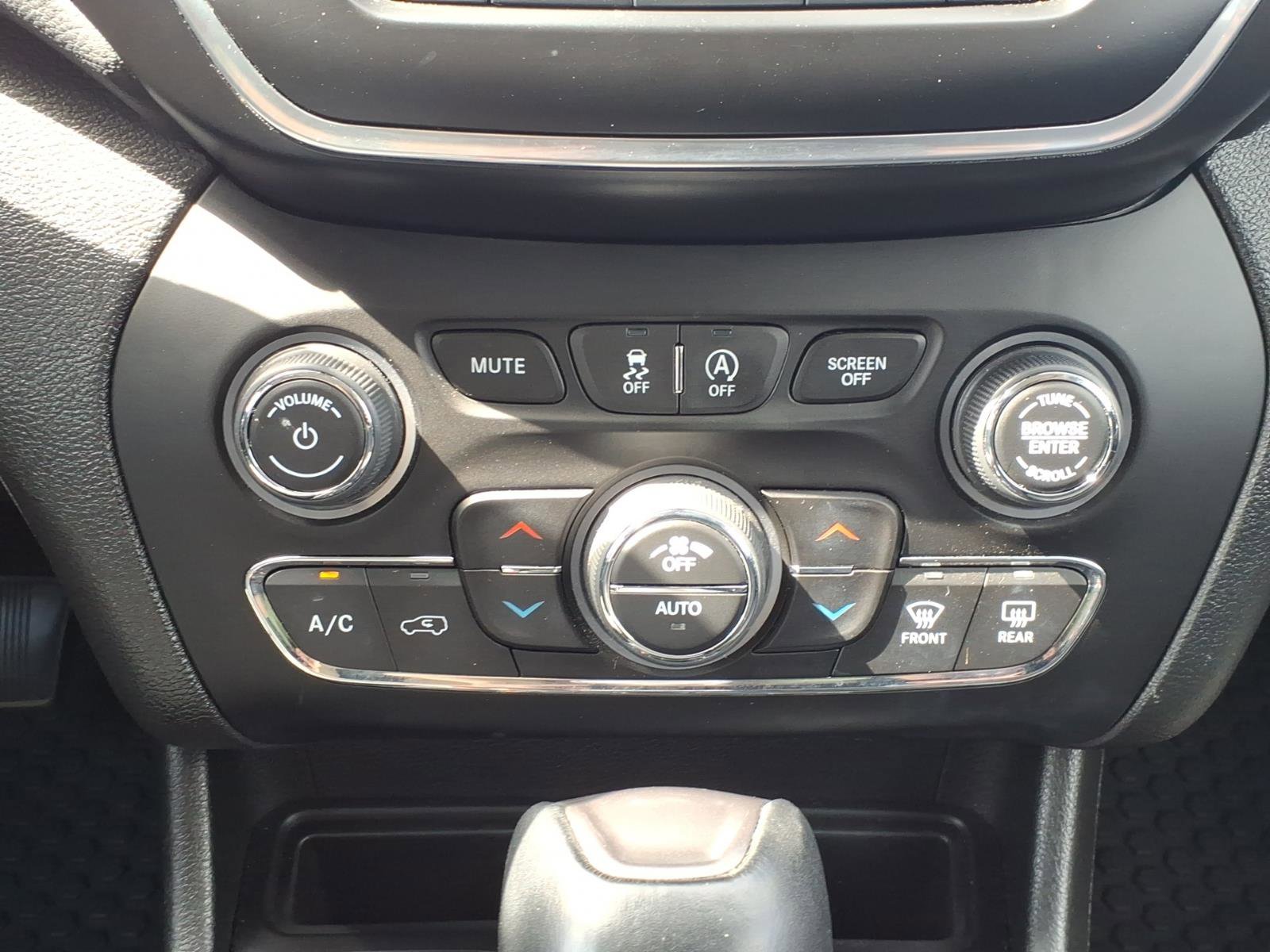 Used 2021 Jeep Cherokee Latitude Lux w/ Sun & Sound Group AWD/4WD image 13