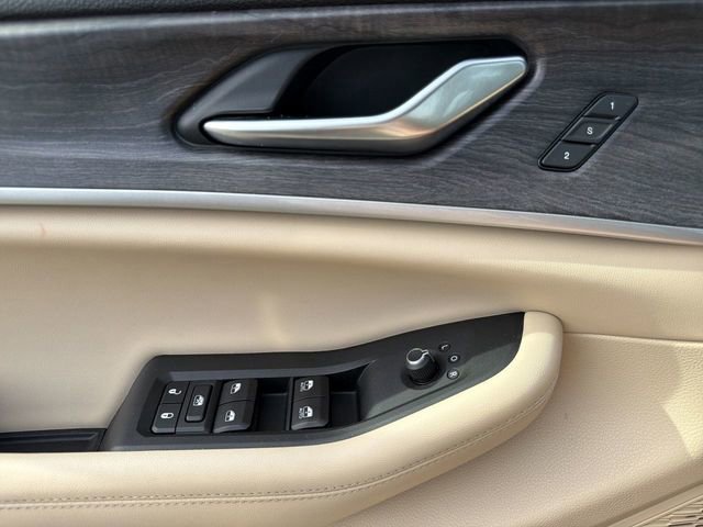 Used 2023 Jeep Grand Cherokee L Limited w/ Black Appearance Package image 22