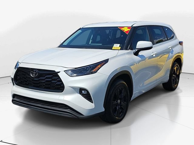 Used 2024 Toyota Highlander LE FWD image 9