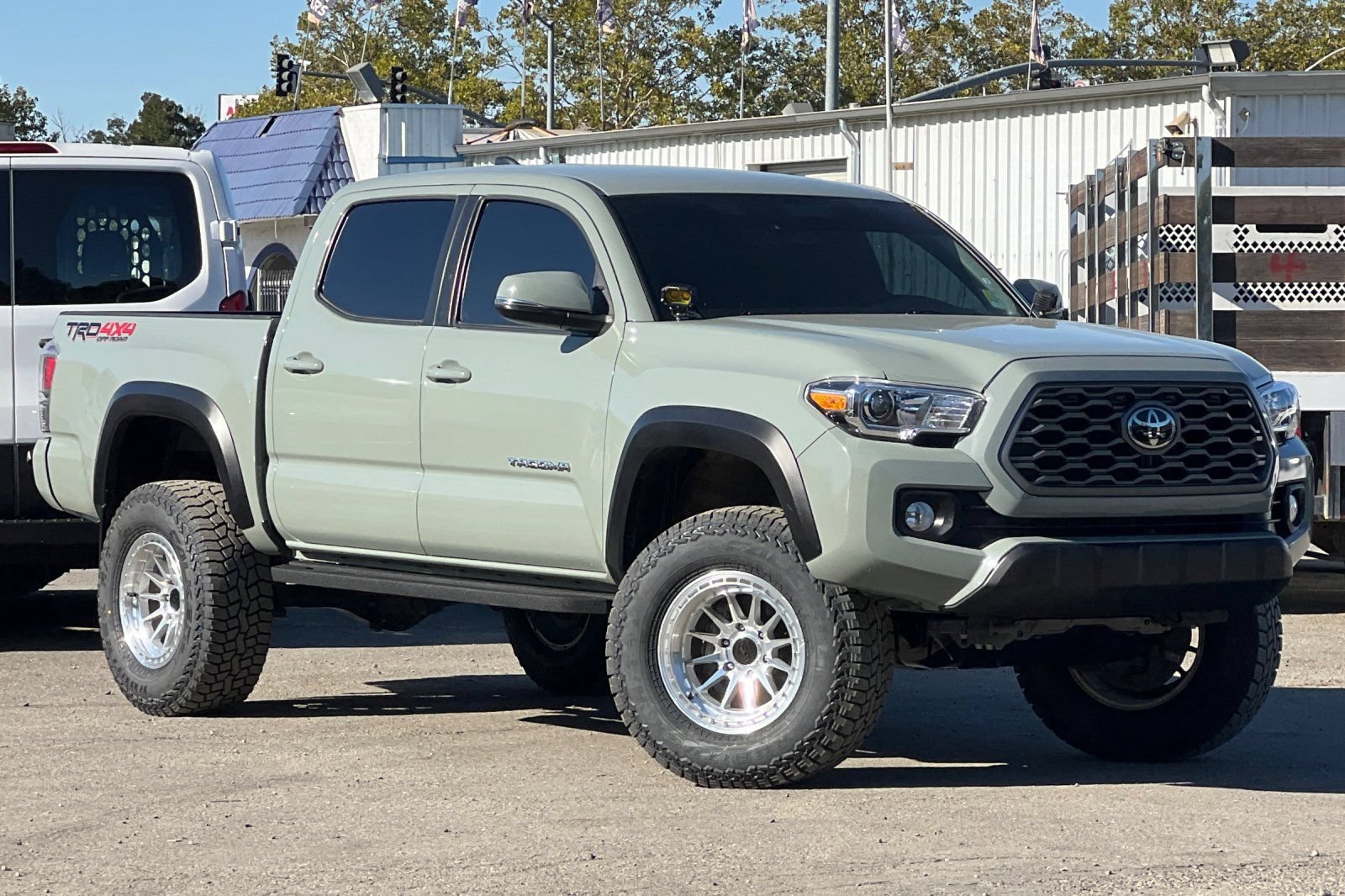 Used 2023 Toyota Tacoma TRD Off-Road w/ Technology Package AWD/4WD image 2