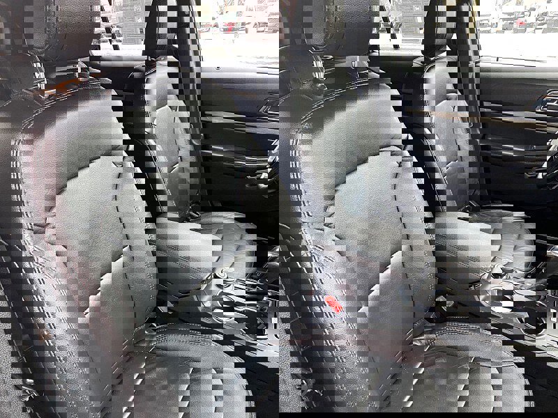 Certified 2018 Ford Explorer XLT w/ Equipment Group 202A image 30