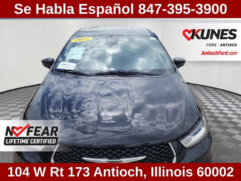 Used 2025 Chrysler Pacifica Select FWD image 5