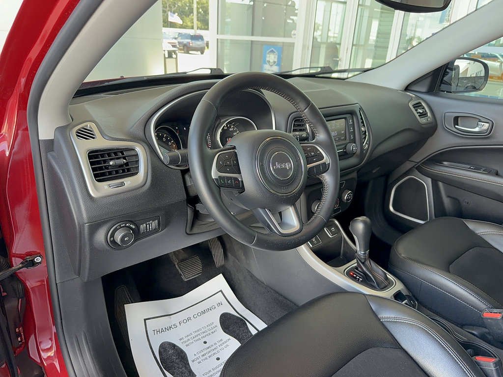 Used 2018 Jeep Compass Latitude FWD image 11