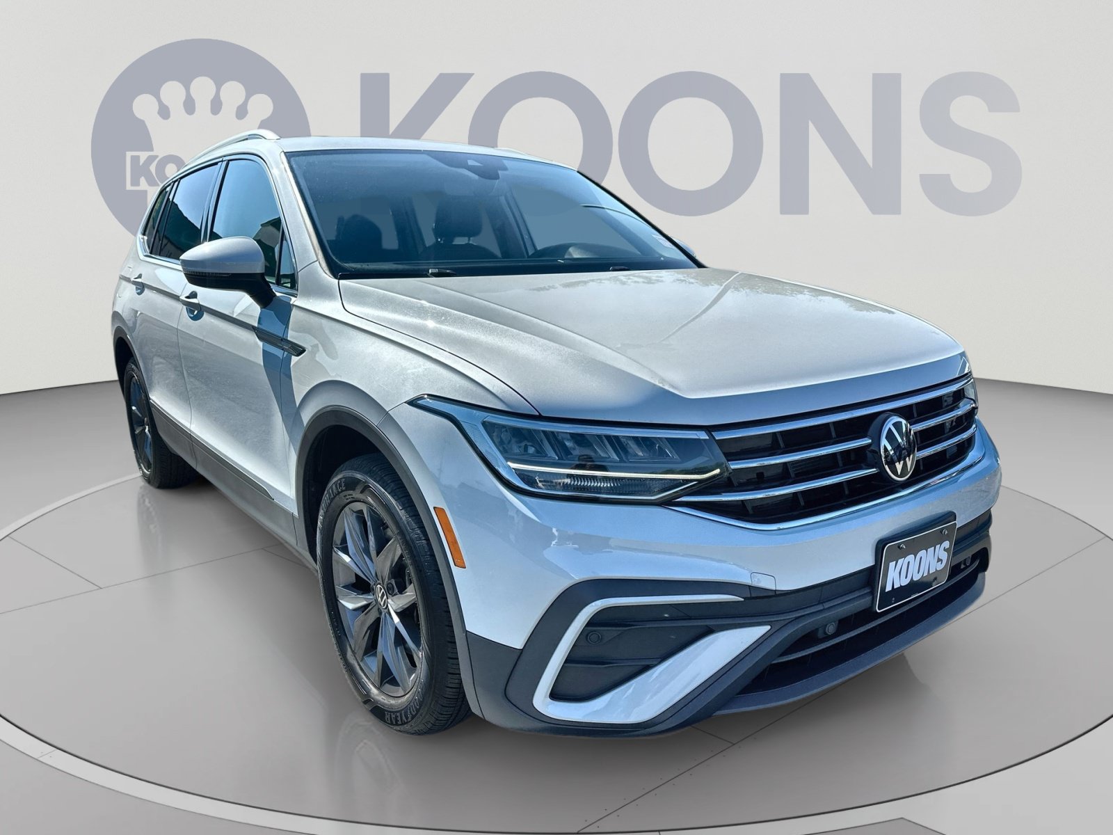 Used 2023 Volkswagen Tiguan SE w/ Panoramic Sunroof Package FWD image 2