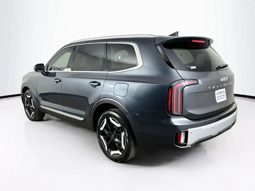 Used 2024 Kia Telluride EX w/ EX Captain's Chair Package FWD image 4